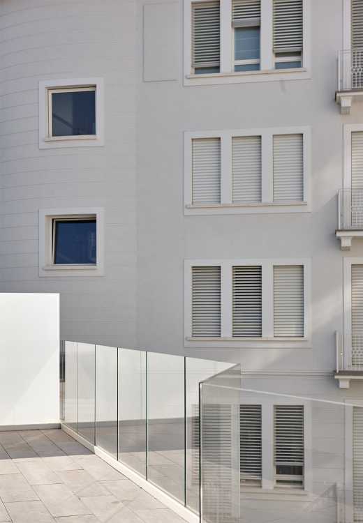 Balcone con balaustra in vetro Garda SP Aluvetro per godere della vista sulla città