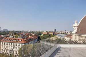 Garda SP Aluvetro glass balustrade balcony to enjoy the view of the city