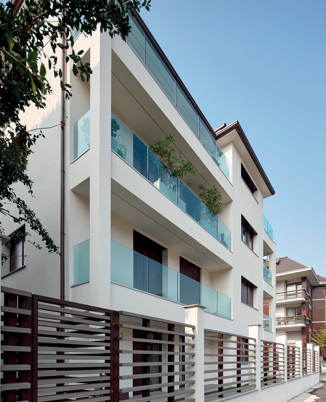 Garda FS Aluvetro glass balustrade building facade