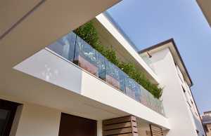 Balcony with balustrade in glass Garda FS Aluvetro