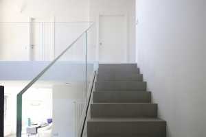 Internal staircase with Garda FS Aluvetro red glass handrail