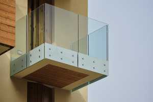 Balcone con balaustra in vetro Point Aluvetro