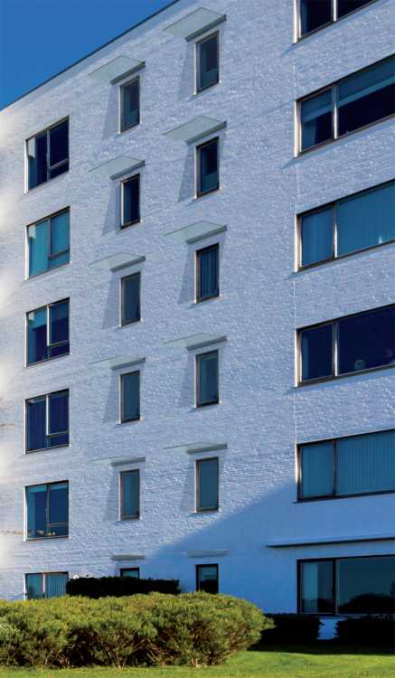 Building facade with Lamina di Aluvetro glass canopies