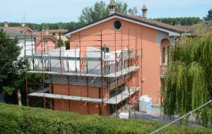 Path of an extension of a villa built with Gasbeton masonry