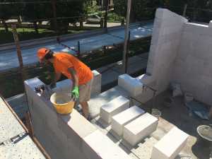 Image of construction site with construction of Gasbeton masonry