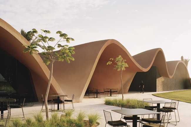 Architecture organique pour l'Académie de golf et le Clubhouse Ayla dans le désert