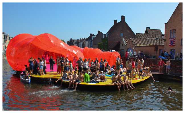 padiglione flottante teli colorati struttura metallica