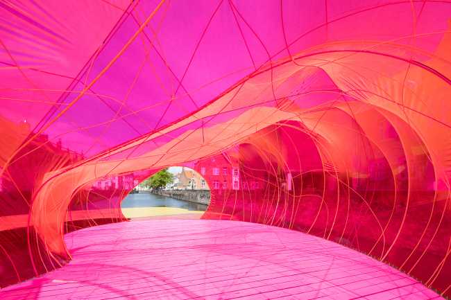 interno padiglione flottante struttura metallica teli colorati