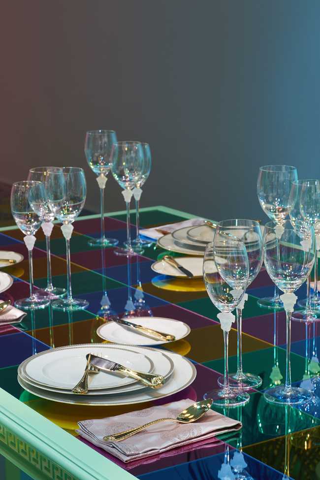 Collection Maison Versace : une vision contemporaine aux couleurs vives