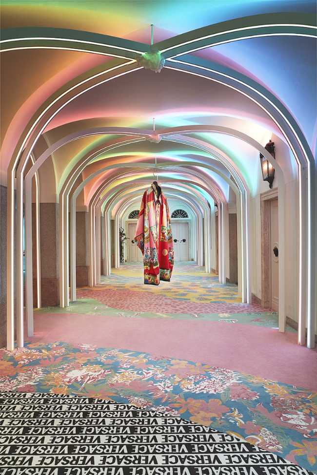 Collection Maison Versace : une vision contemporaine aux couleurs vives