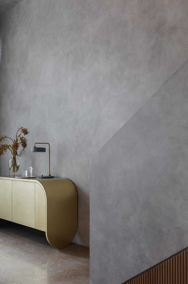 walls with gold mobile cement finish