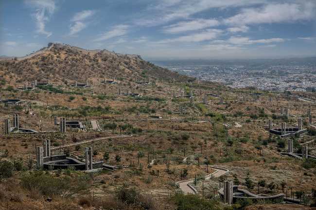 monumento en el valle