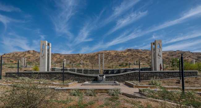 monumento conmemorativo piedra y cemento