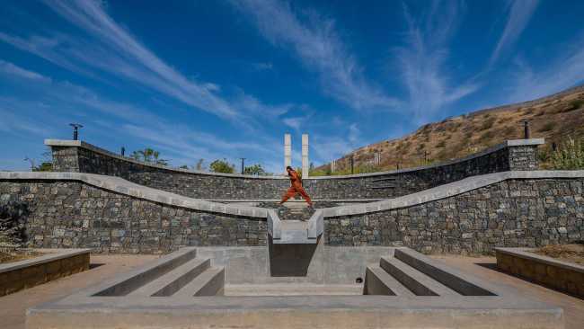 monumento conmemorativo piedra y cemento