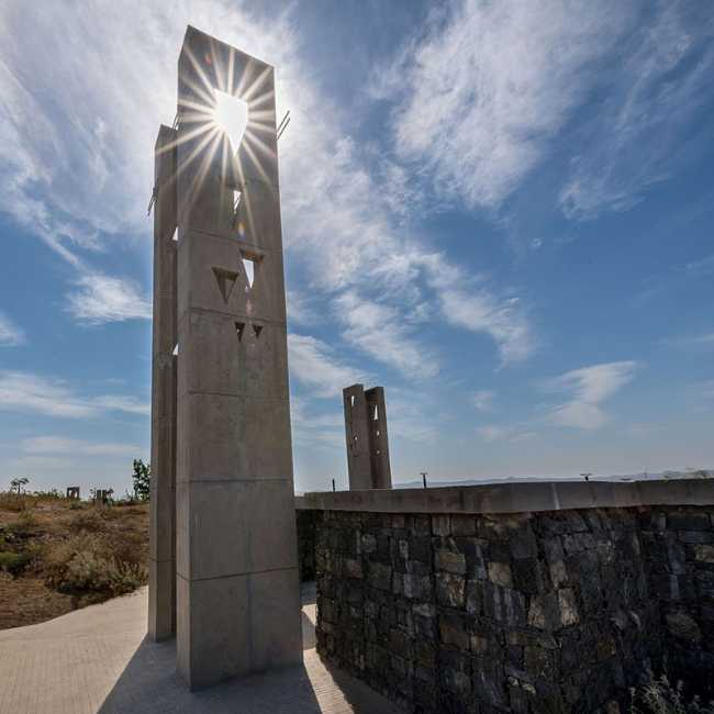 elementos verticales monumento piedra y cemento