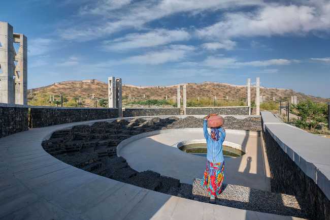 monumento conmemorativo piedra y hormigón gradas curvas