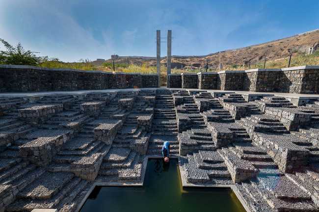 monumento conmemorativo piedra y cemento