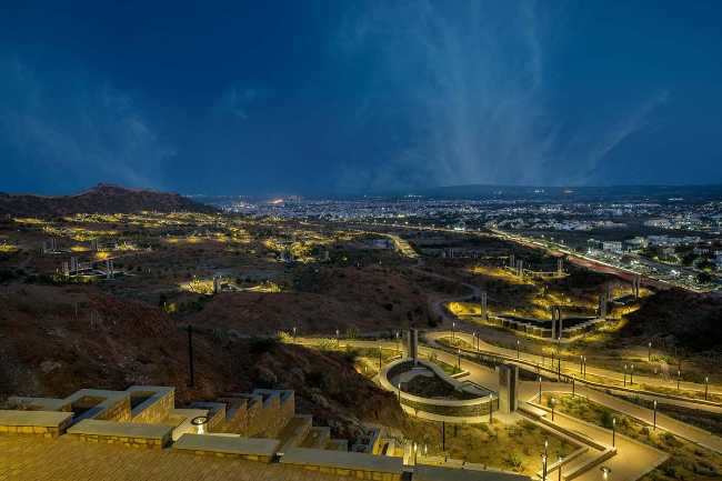 monumento conmemorativo piedra y cemento vista nocturna