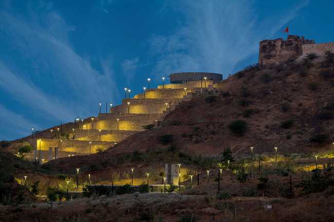 monumento conmemorativo piedra y cemento vista nocturna