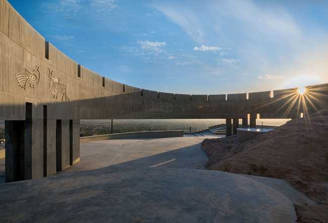 monumento conmemorativo piedra y cemento estructura