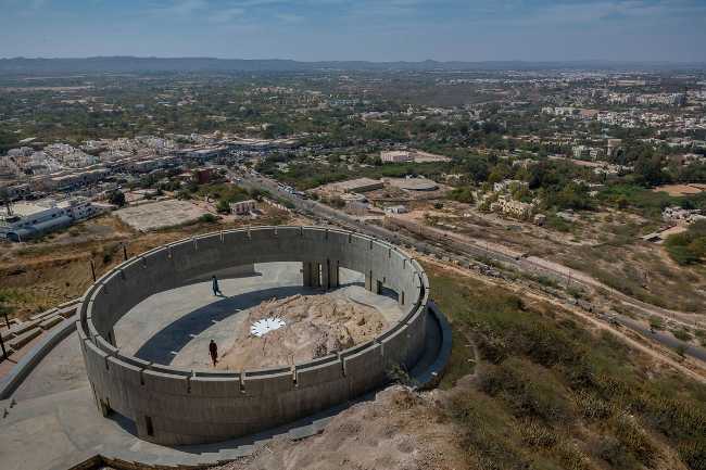 monumento conmemorativo piedra y cemento paisaje