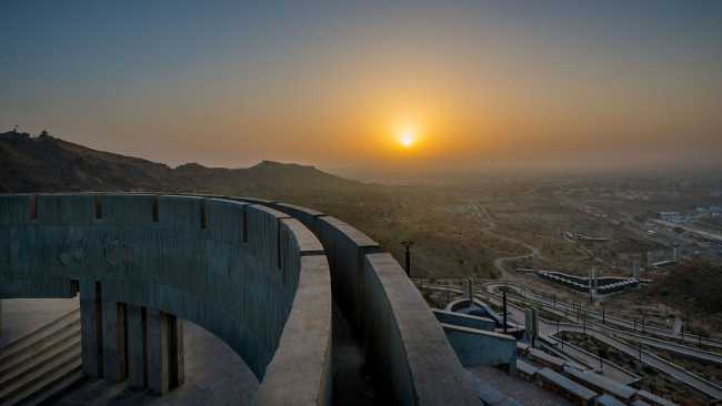 monumento conmemorativo piedra y cemento puesta de sol