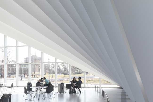 Universidad interior acristalada