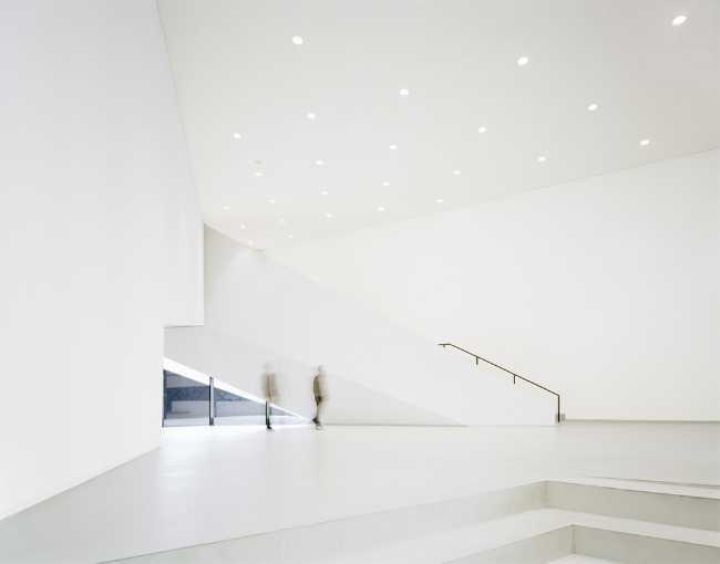 Interni bianchi minimal per una sala da concerto