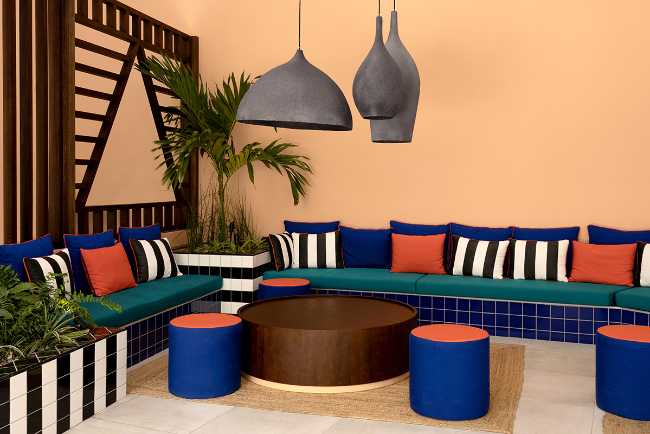 hotel design asientos coloridos banco y pouff