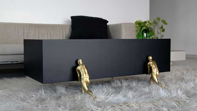 personaggi dorati come piedi per il tavolo