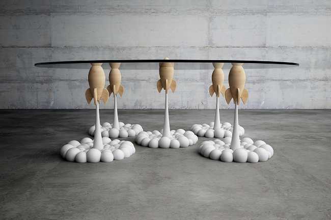 razzo spaziale e tavolo in vetro