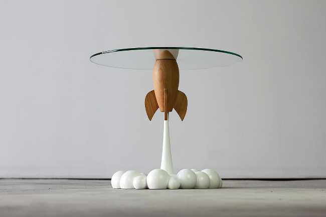 razzo spaziale e tavolo in vetro