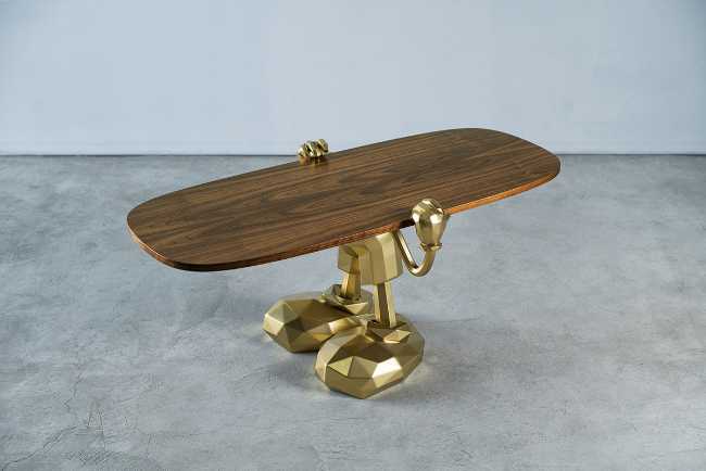 personaggi dorati come piedi per il tavolo