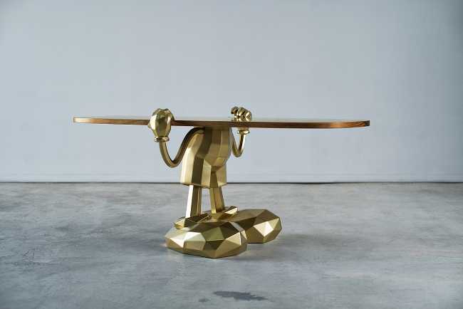 personaggi dorati come piedi per il tavolo