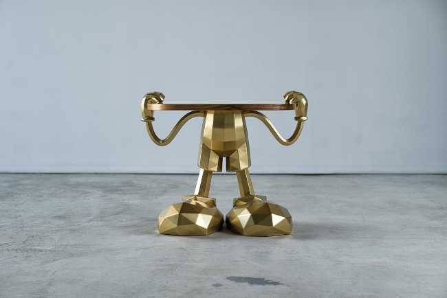 personaggi dorati come piedi per il tavolo