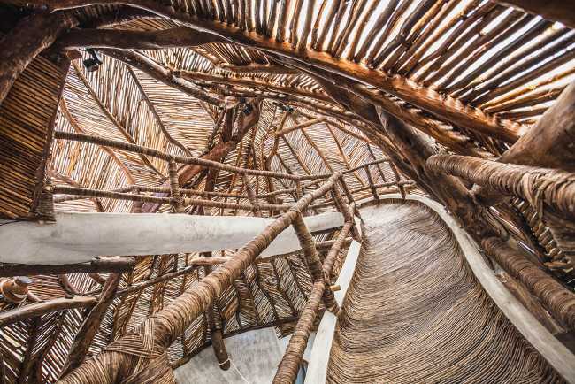 Revêtements et chemins en bois pour le musée