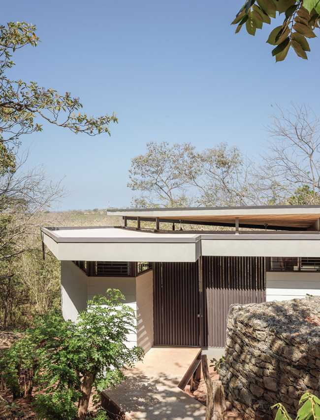 Estructura en voladizo de entrada al jardín.