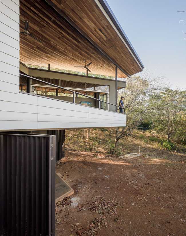 estructura de hormigón en voladizo con revestimiento de madera