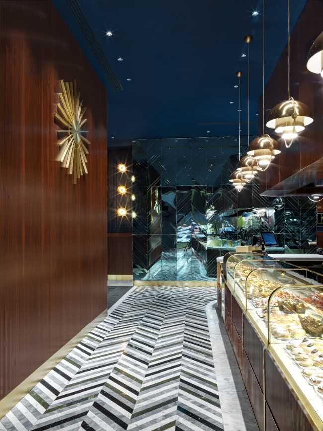 pavimento in pietra e rivestimenti in legno