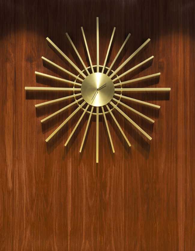 rivestimenti in legno e decori in metallo color oro