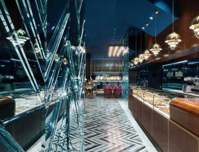 bancone in legno e rivestimenti in vetro