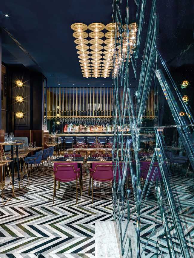 pavimenti in vetro e sedute imbottite colorate