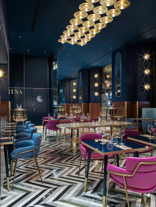 pavimenti in vetro e sedute imbottite colorate