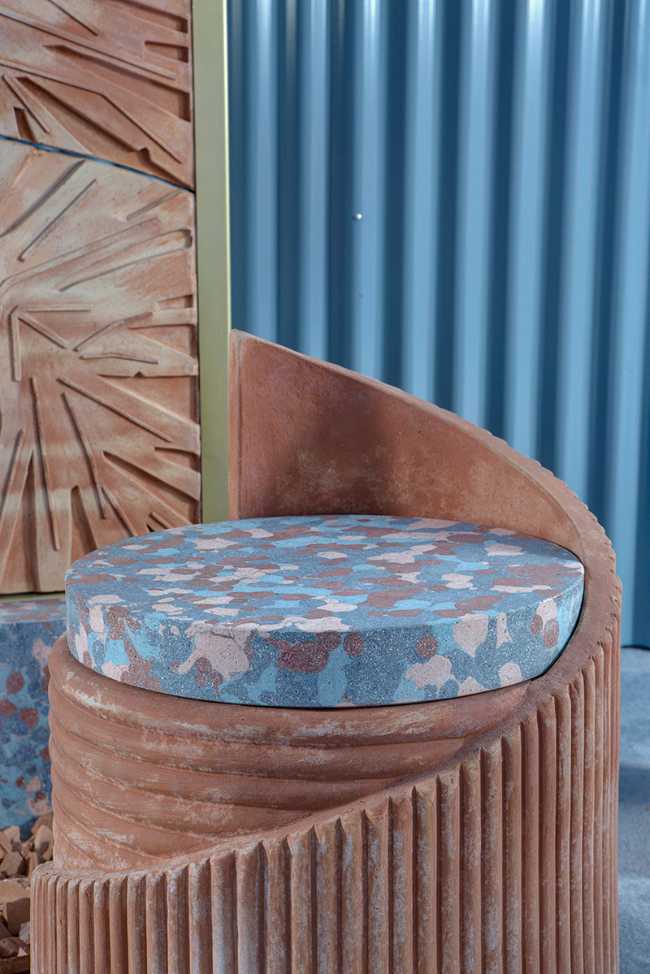 seduta in terracotta