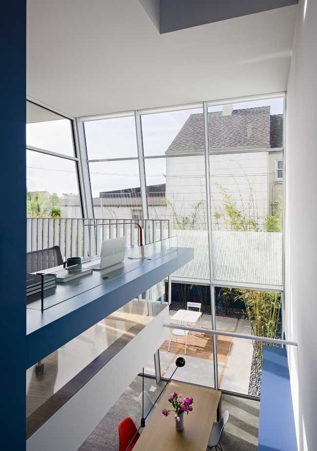 doppio volume parete vetrata inclinata