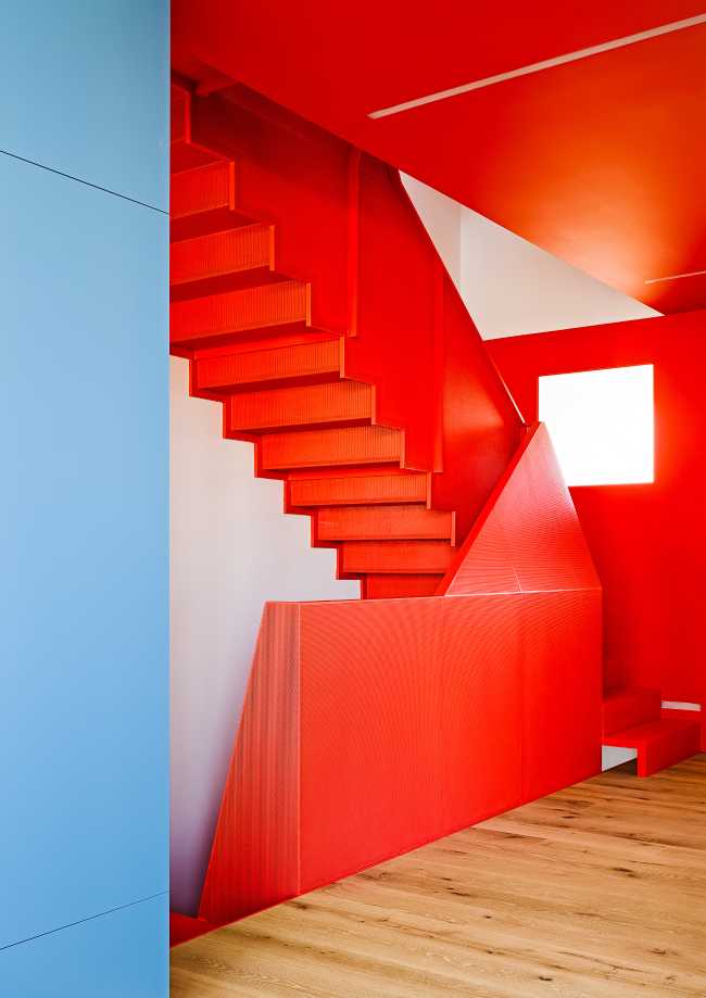 scala colorata rossa