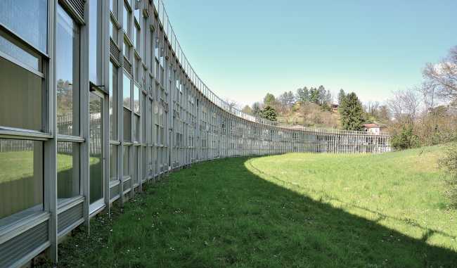 sede olivetti ivrea facciata vetro giardino