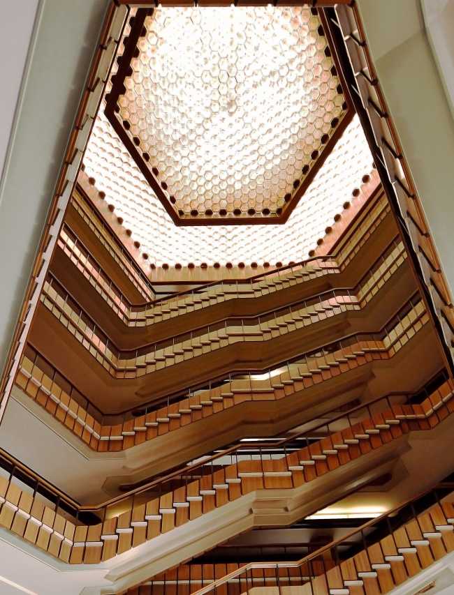 sede olivetti ivrea interno scala lucernario