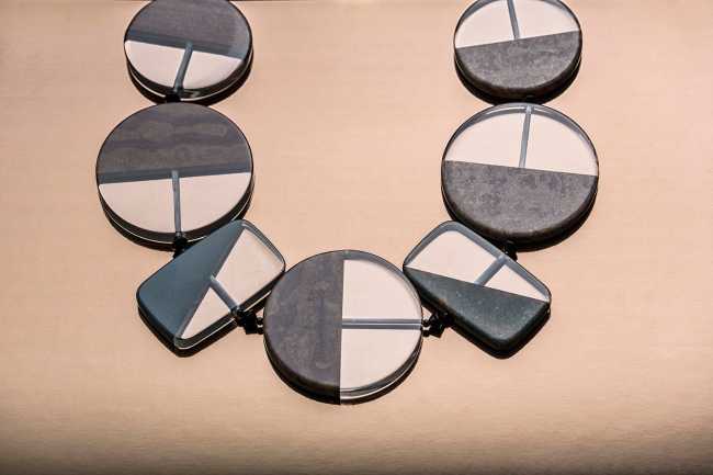 Joyas y obras de arte. La colección Ciniglia de Angela Caputi Giuggiù.