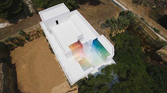 escalera cromática edificio blanco terraza